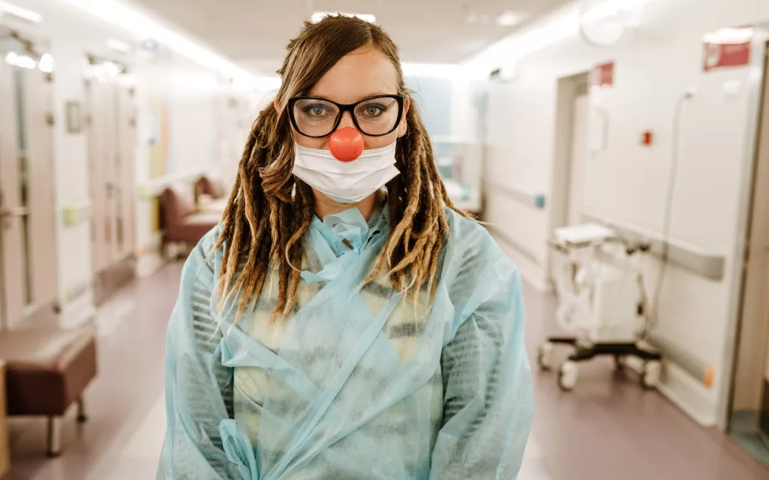 Всі статті 33 Від волонтерства до повноцінної роботи. Як лікарняні клоунеси підтримують важкохворих та травмованих дітей