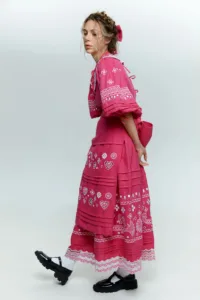 Бренд EmbroideredGem і фольклористка Ярина Сізик випустили спільну колекцію одягу «Спогади» із вишивкою Сумщини