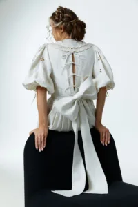 Бренд EmbroideredGem і фольклористка Ярина Сізик випустили спільну колекцію одягу «Спогади» із вишивкою Сумщини