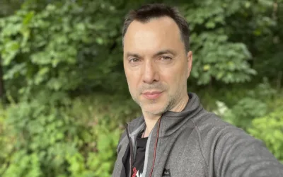 На Арестовича подали заяву до поліції через пропаганду культу насильства й жорстокості щодо жінок
