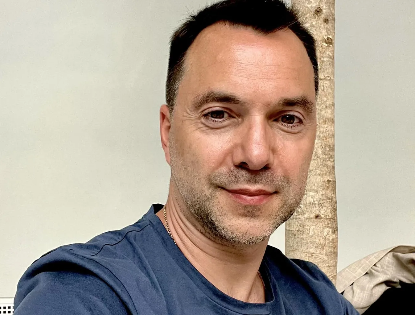 Ексрадник Офісу президента Олексій Арестович проводить закриті семінари, на яких пропагує нормалізацію насильства щодо жінок і мізогінію