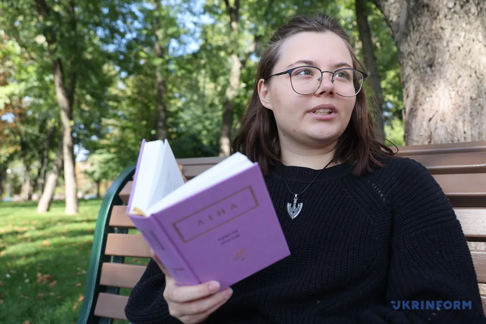 Подарунок від Ліни Костенко: поетеса передала свою книгу дівчині з Харкова, яка виходила на пікет проти Світлани Лободи