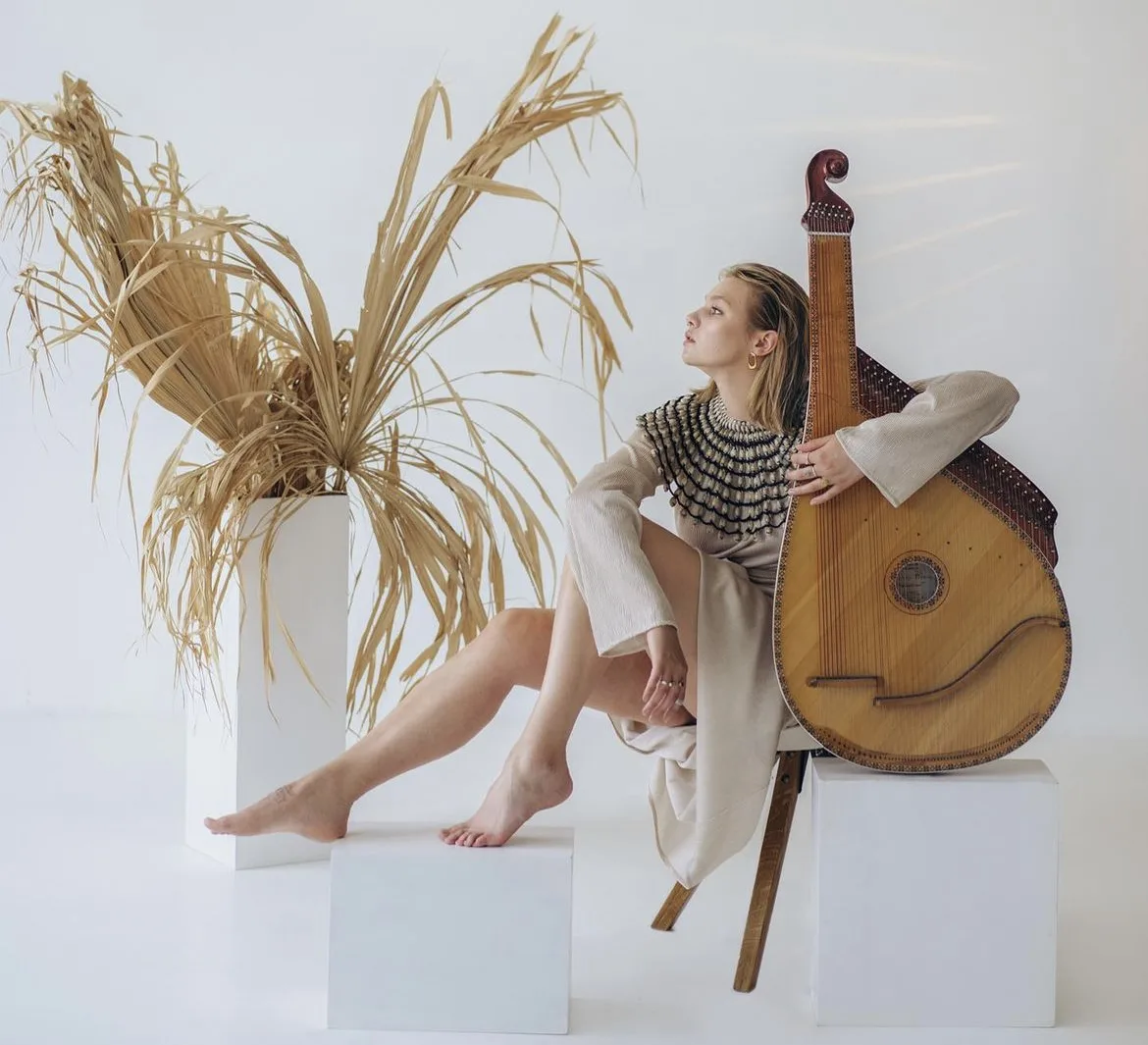 KRUTЬ отримала «Золоту дзиґу» за пісню до фільму «Я працюю на цвинтарі»