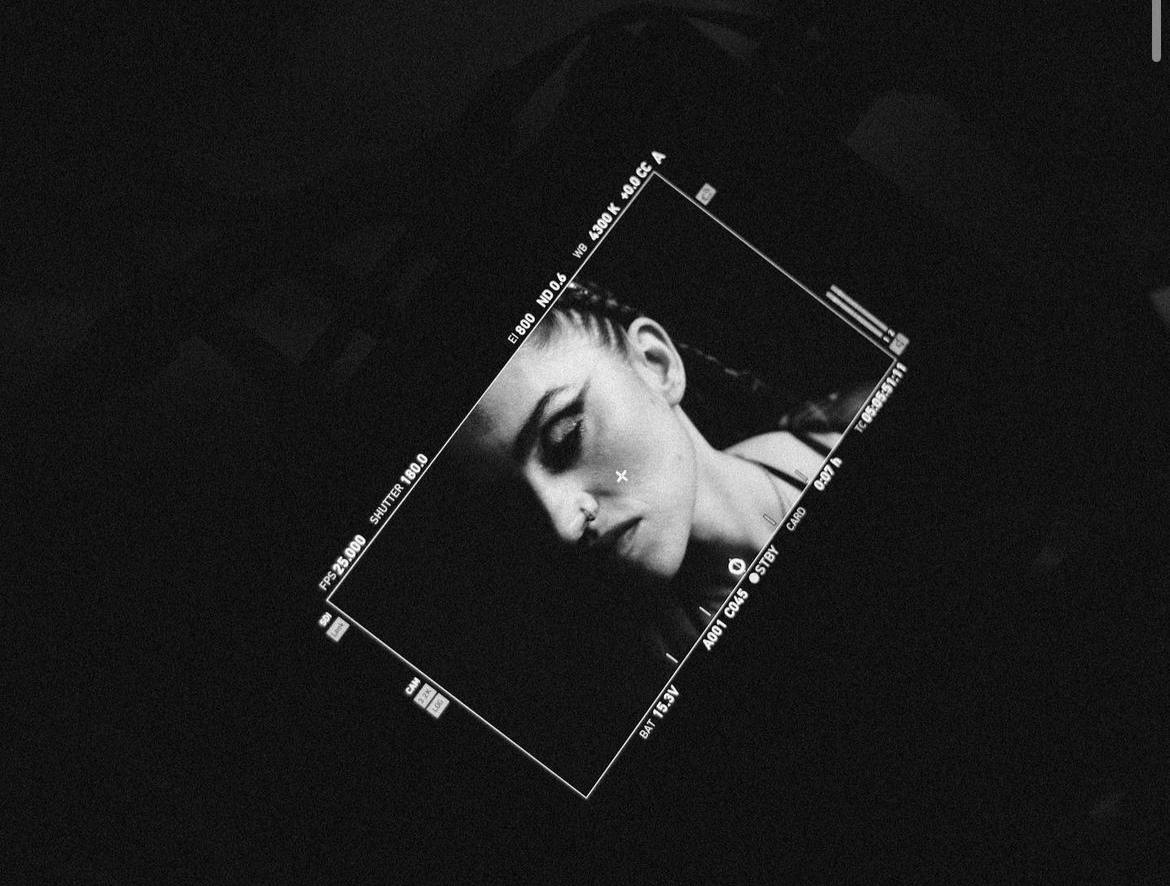 ТУЧА презентувала кліп «СЛЕЄРКА», в якому вона «розбиває» патріархат