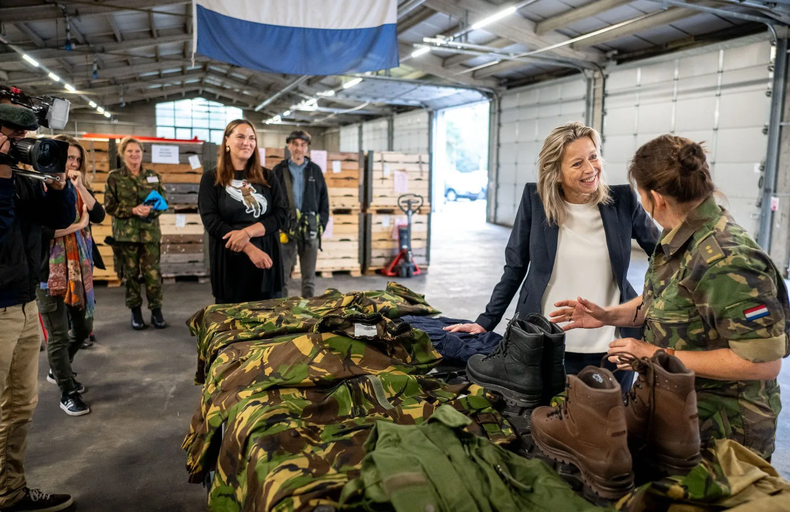 Міноборони Нідерландів передало українським захисницям жіночу військову форму та взуття