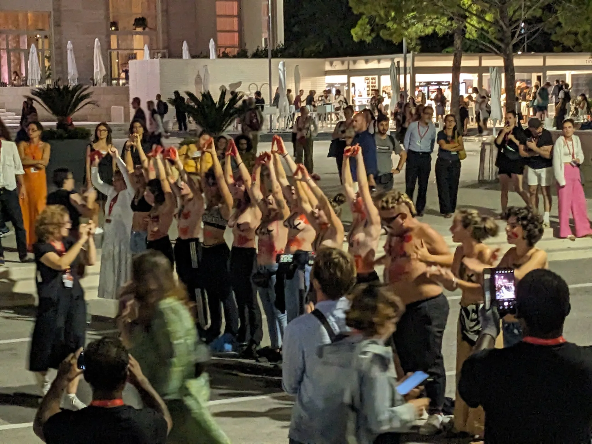 На Венеційському кінофестивалі протестували проти режисера Вуді Аллена, звинуваченого у сексуальному насильстві