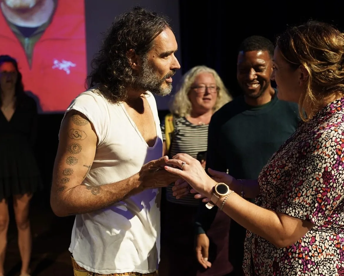 Рассела Бренда звинувачують у зґвалтуванні та сексуальному насильстві