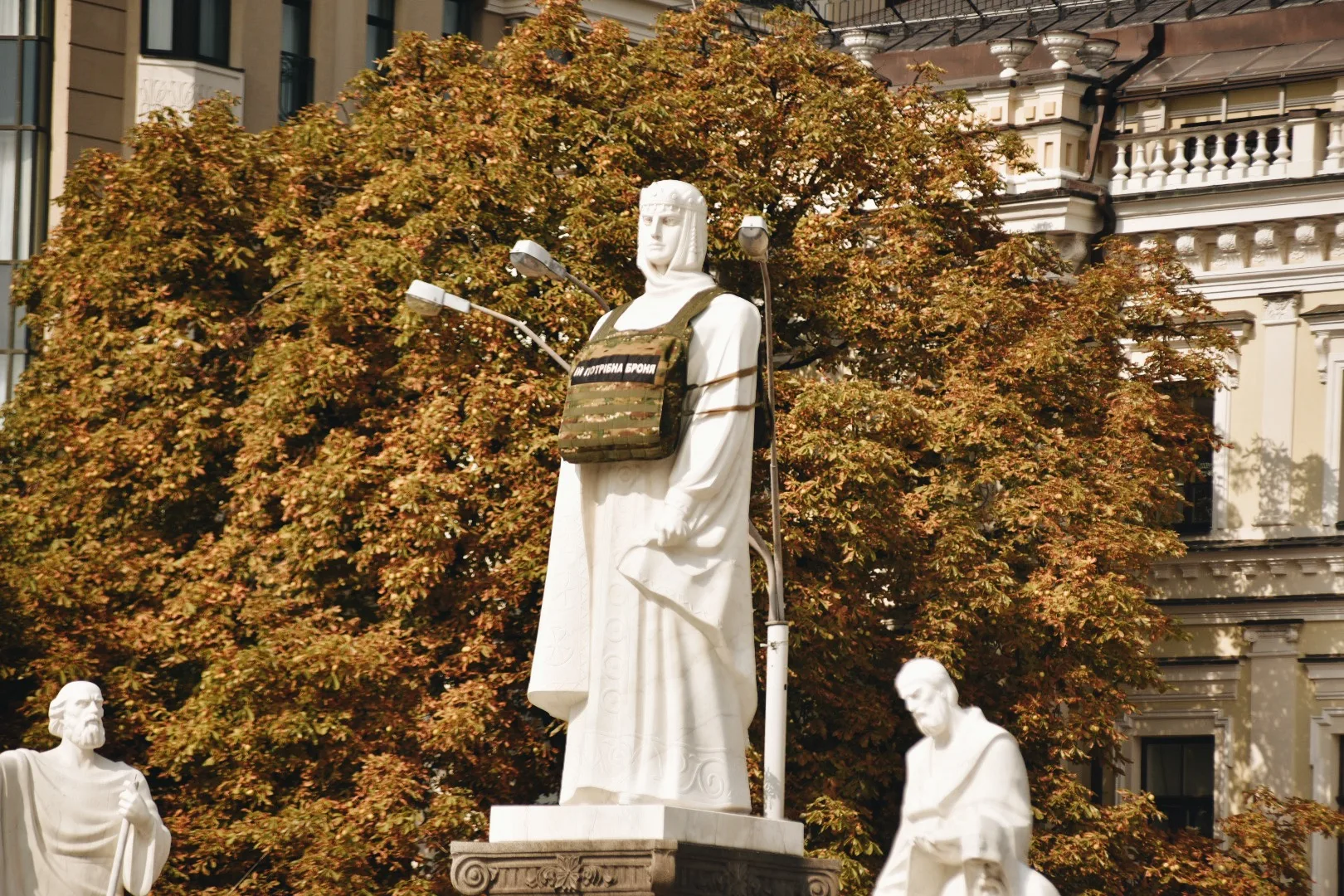 Рух Veteranka оголосив маніфест із вимогою до Міноборони забезпечити військовиць на фронті жіночими бронежилетами і формою