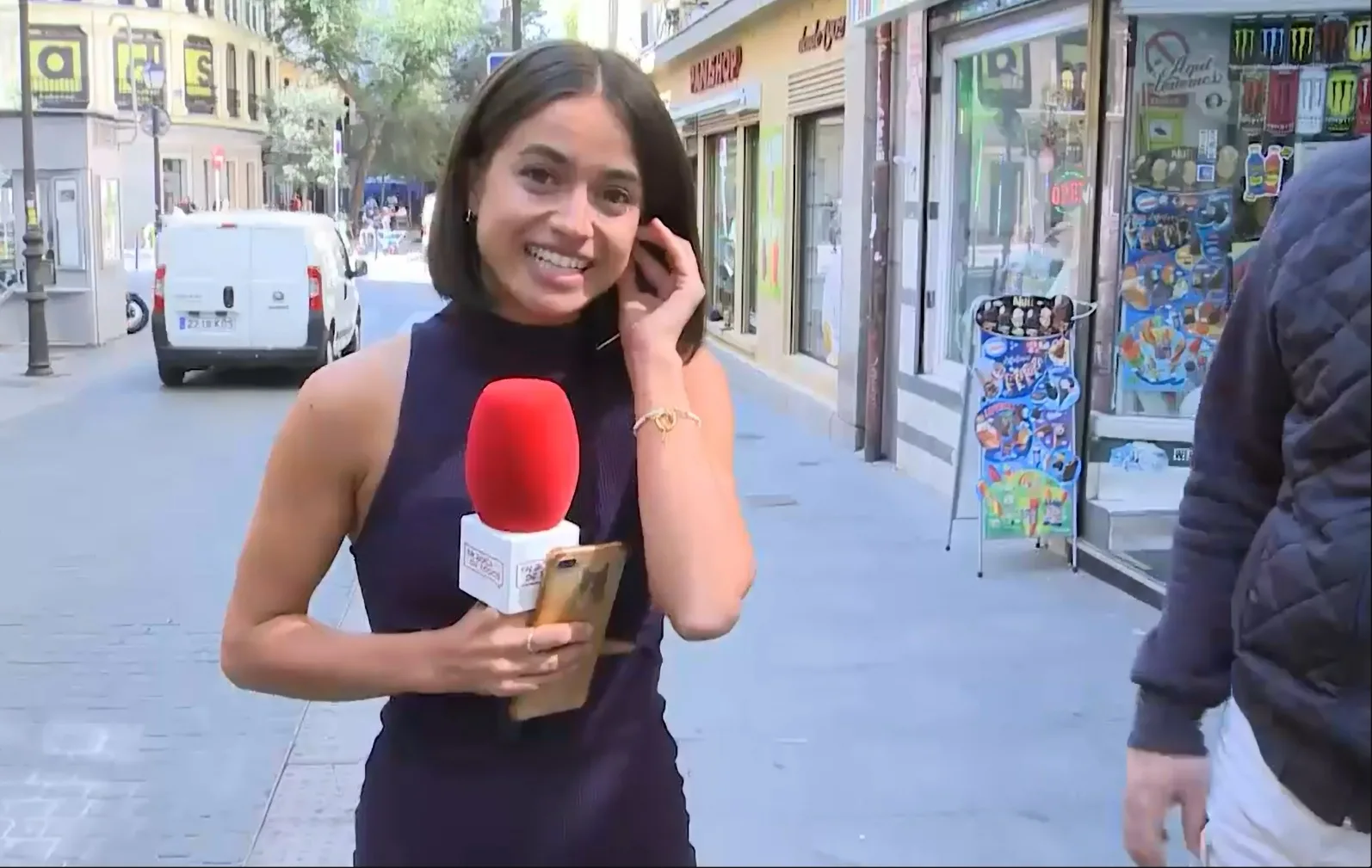 В Іспанії перехожий торкнувся сідниць репортерки, яка була у прямому ефірі: поліція заарештувала його за сексуальне насильство