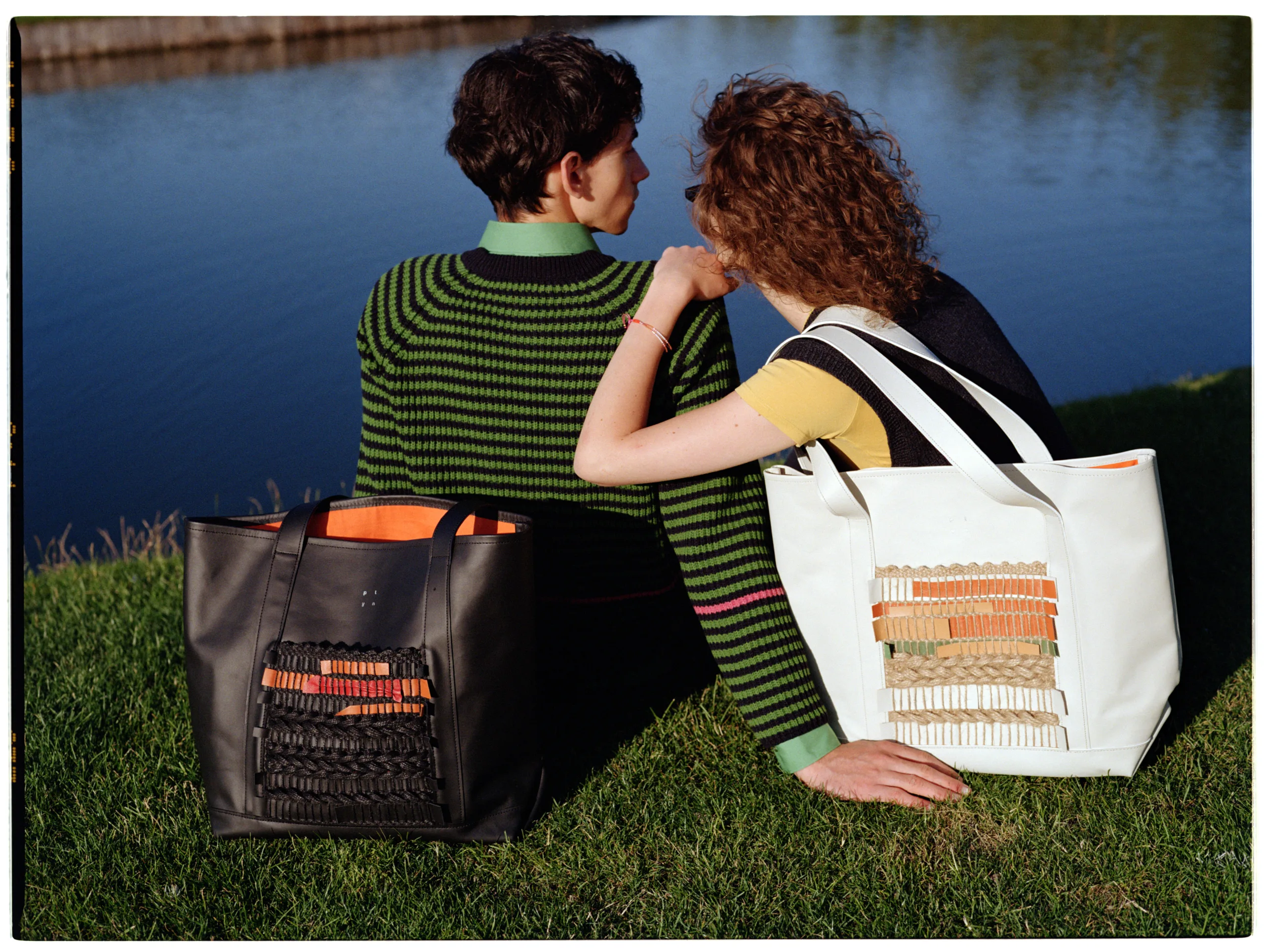 Бренд переселенців із Нової Каховки PLYN презентував першу колекцію сучасних шкіряних аксесуарів «Чорнобривці»