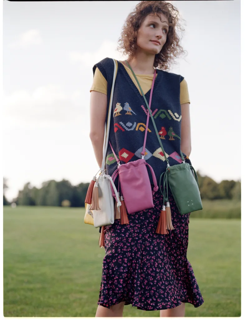 Бренд переселенців із Нової Каховки PLYN презентував першу колекцію сучасних шкіряних аксесуарів «Чорнобривці»