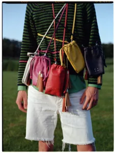 Бренд переселенців із Нової Каховки PLYN презентував першу колекцію сучасних шкіряних аксесуарів «Чорнобривці»