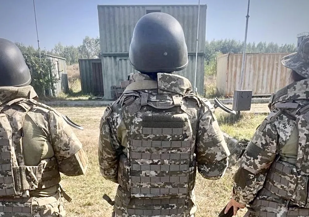 Міноборони показало нові моделі жіночих бронежилетів із вигнутою пластиною та спеціальними вставками