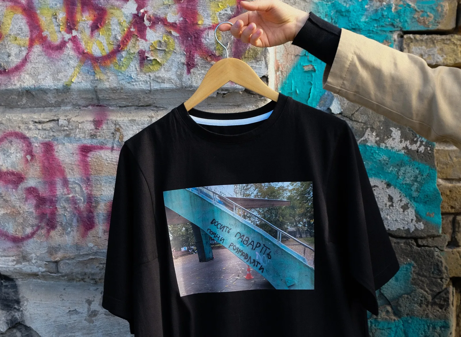 Бренд «ХУІЗИТ» і проєкт Wall can talk випустили дроп футболок до Дня української писемності та мови