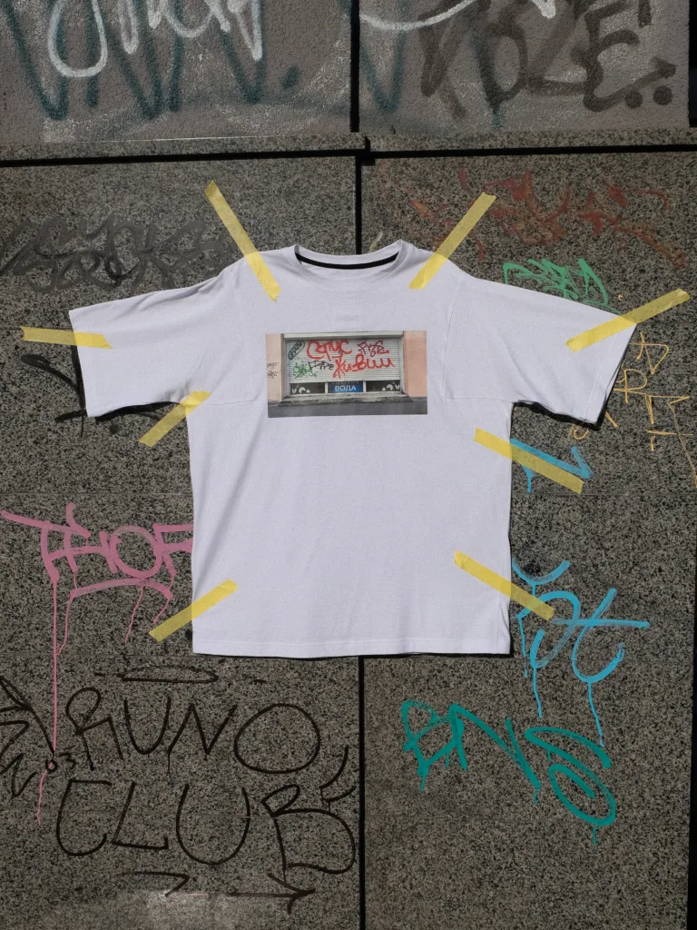 Бренд «ХУІЗИТ» і проєкт Wall can talk випустили дроп футболок до Дня української писемності та мови