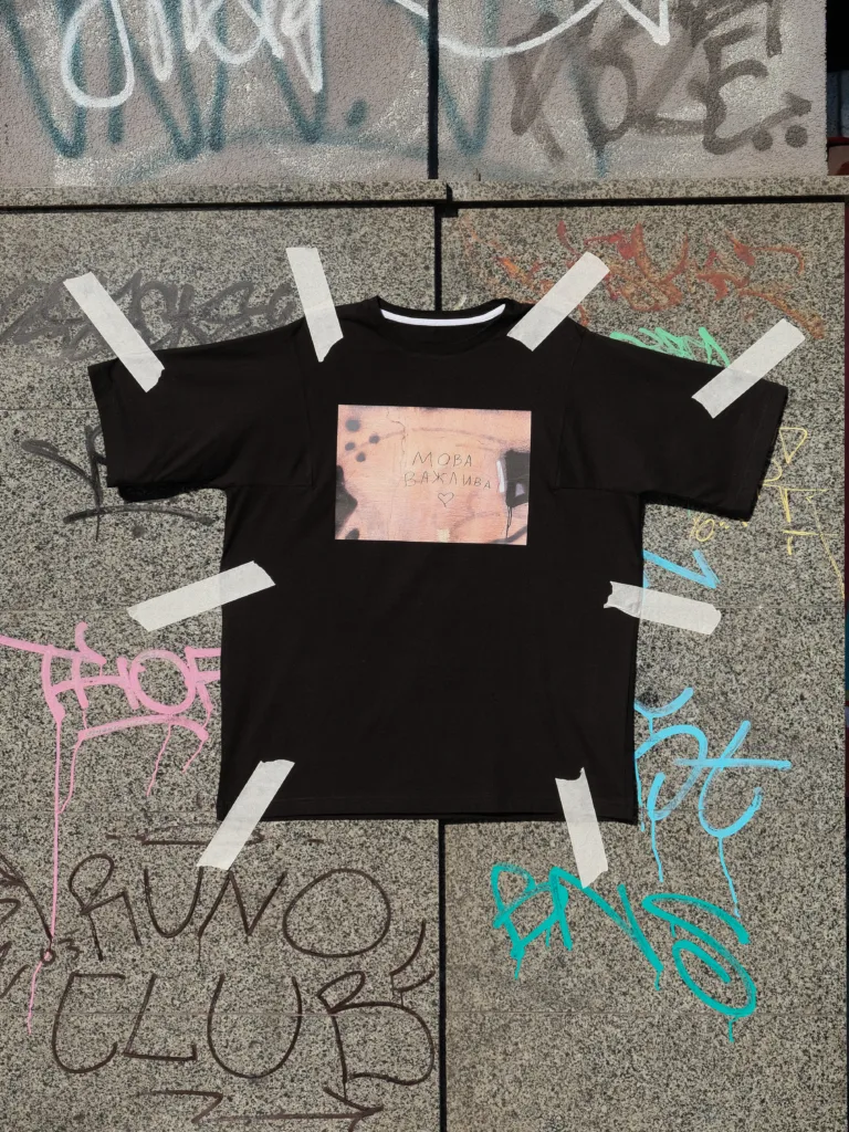 Бренд «ХУІЗИТ» і проєкт Wall can talk випустили дроп футболок до Дня української писемності та мови