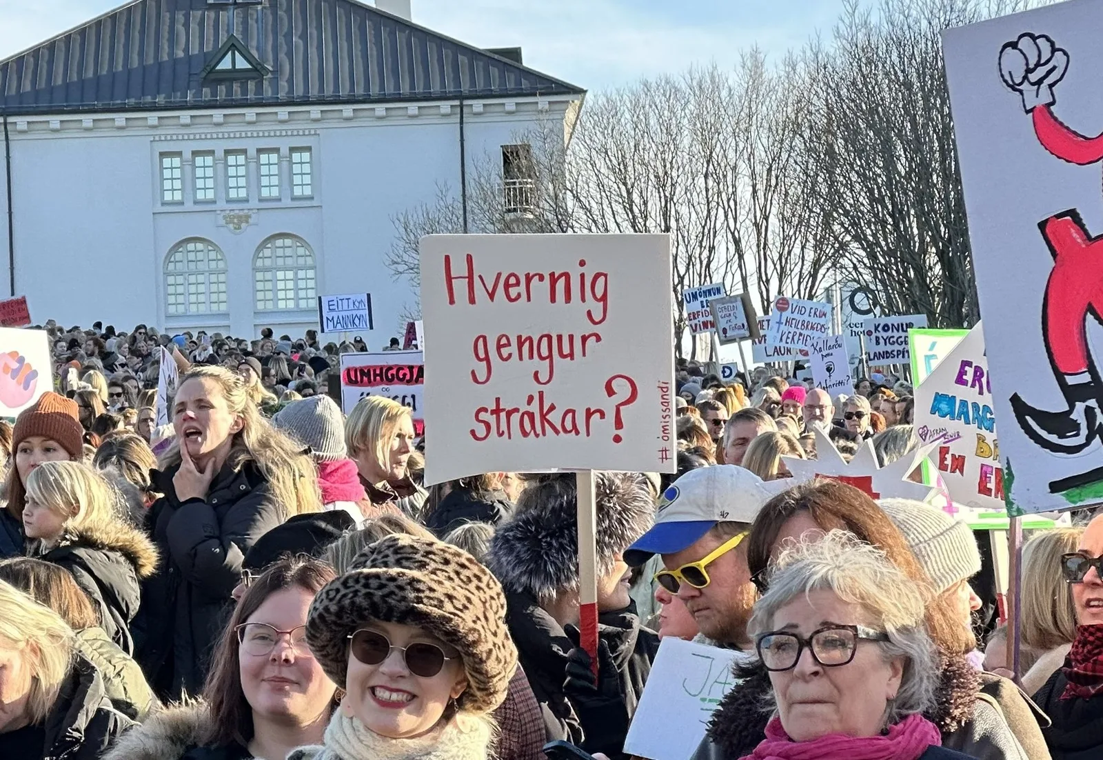 В Ісландії тисячі жінок разом із прем’єр-міністеркою вийшли на страйк через нерівну оплату праці та гендерне насильство