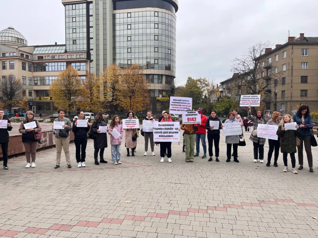 Жінки вийшли на всеукраїнську акцію, вимагаючи демобілізації військових після 18 місяців на фронті