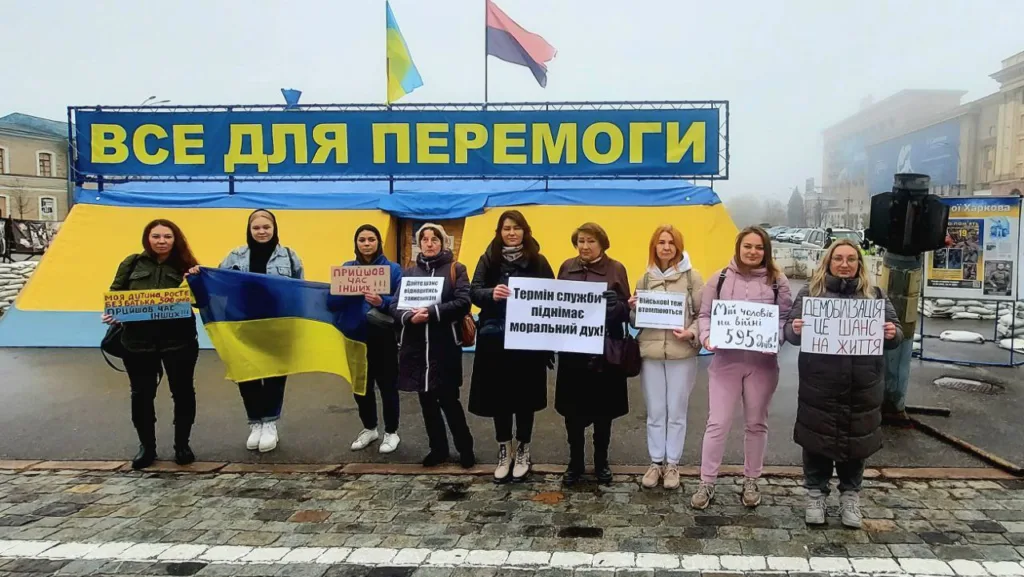 Жінки вийшли на всеукраїнську акцію, вимагаючи демобілізації військових після 18 місяців на фронті