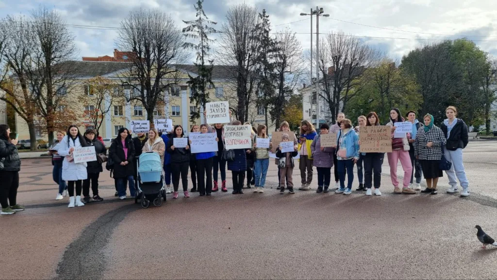 Жінки вийшли на всеукраїнську акцію, вимагаючи демобілізації військових після 18 місяців на фронті