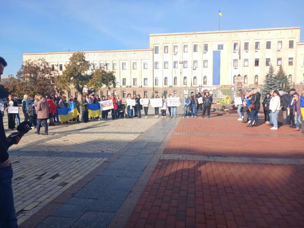 Жінки вийшли на всеукраїнську акцію, вимагаючи демобілізації військових після 18 місяців на фронті