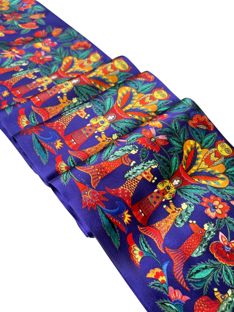 Бренд OLIZ та платформа UNITED24 випустили благодійну колекцію хусток «Викрадене мистецтво»