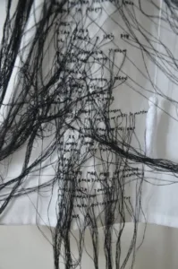 «Шити по живому»: У Києві відкриють виставку-колаборацію між художницею Марією Митрофановою та українським письменництвом