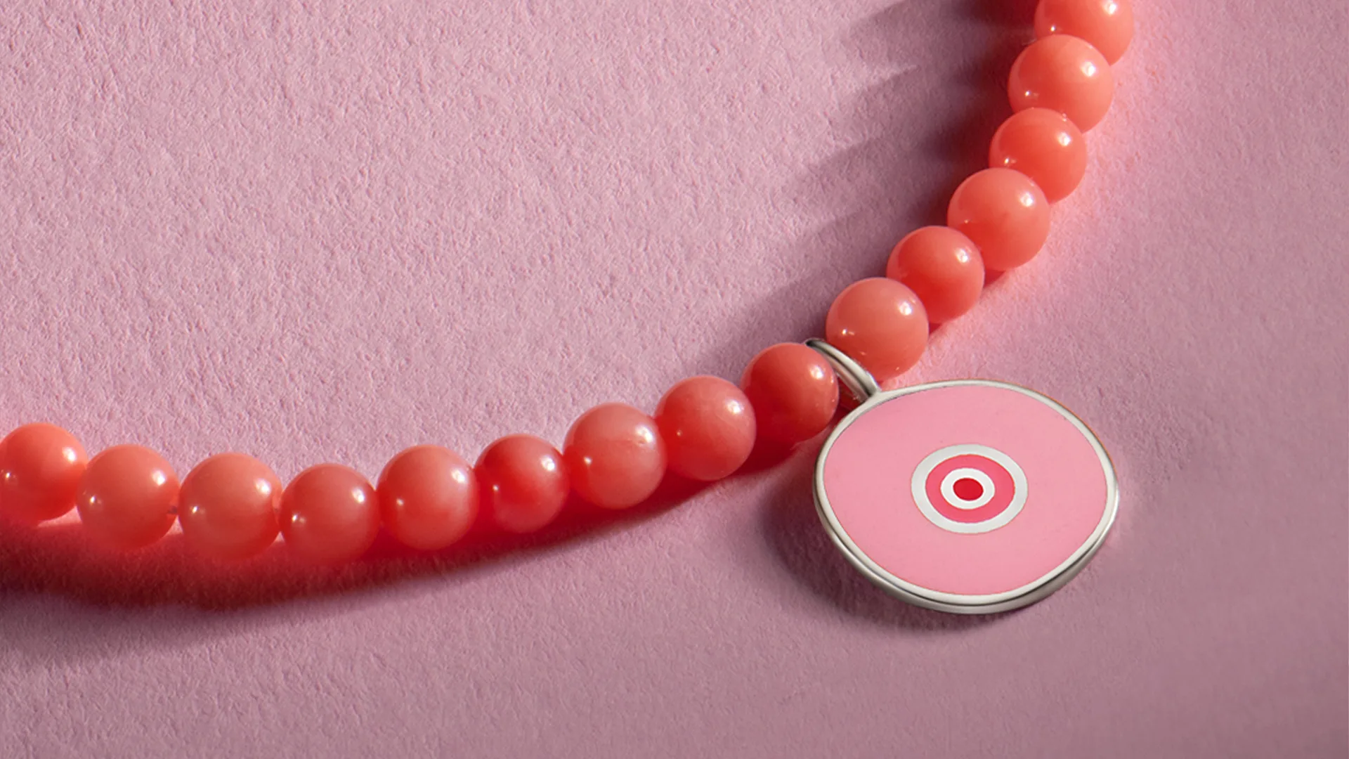 «Це груди!» Благодійний проєкт SOVA та БФ «Квітна» до місяця жіночого здоров’я