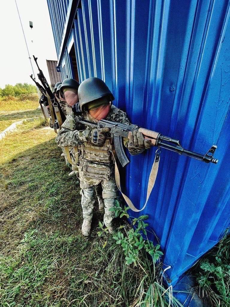 Міноборони показало нові моделі жіночих бронежилетів із вигнутою пластиною та спеціальними вставками