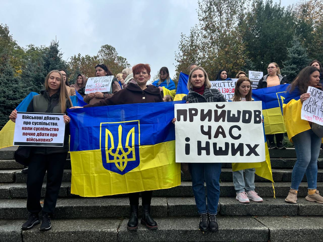 Жінки вийшли на всеукраїнську акцію, вимагаючи демобілізації військових після 18 місяців на фронті