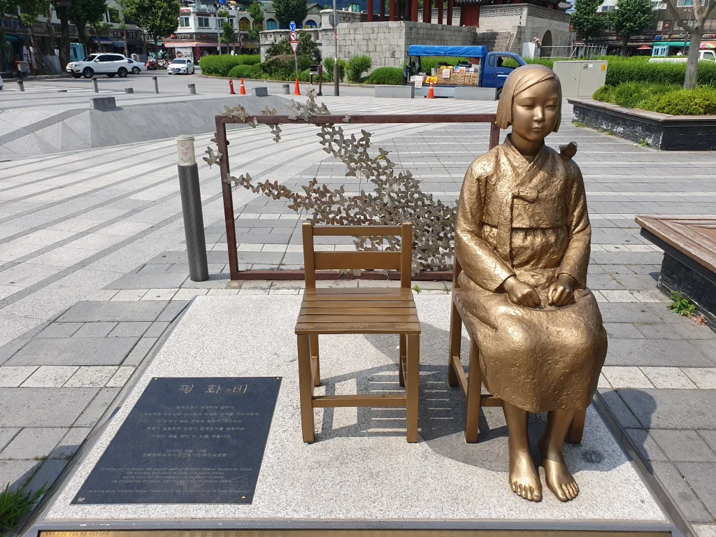 Суд Південної Кореї зобов’язав Японію виплатити компенсацію «жінкам для втіхи», яких сексуально експлуатували на військових базах