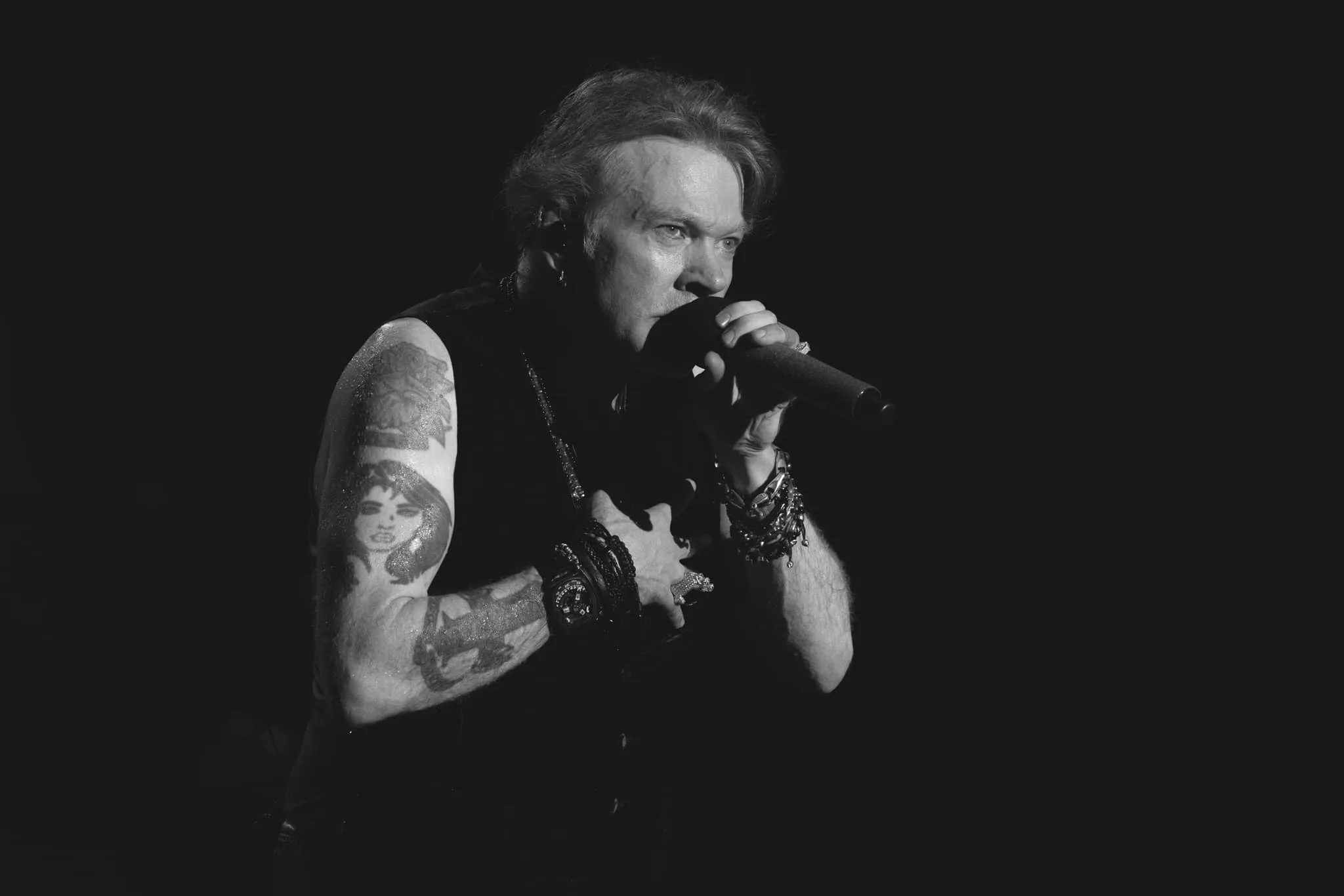 Колишня модель Шейла Кеннеді подала до суду на лідера гурту Guns N' Roses Ексла Роуза через сексуальне насильство