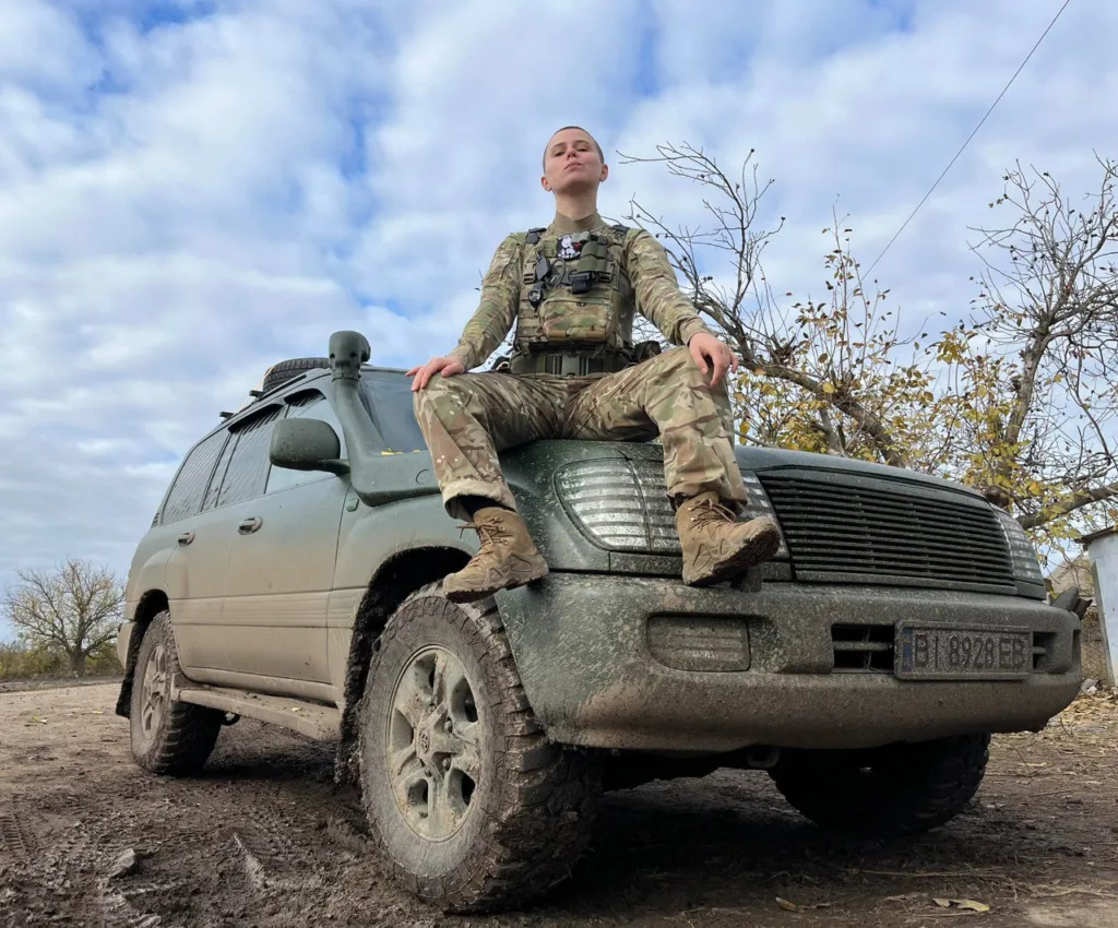 «Чому їй не байдуже»: співачка СТАСІК про повернення на фронт парамедикинею та прийняття війни як нової реальності