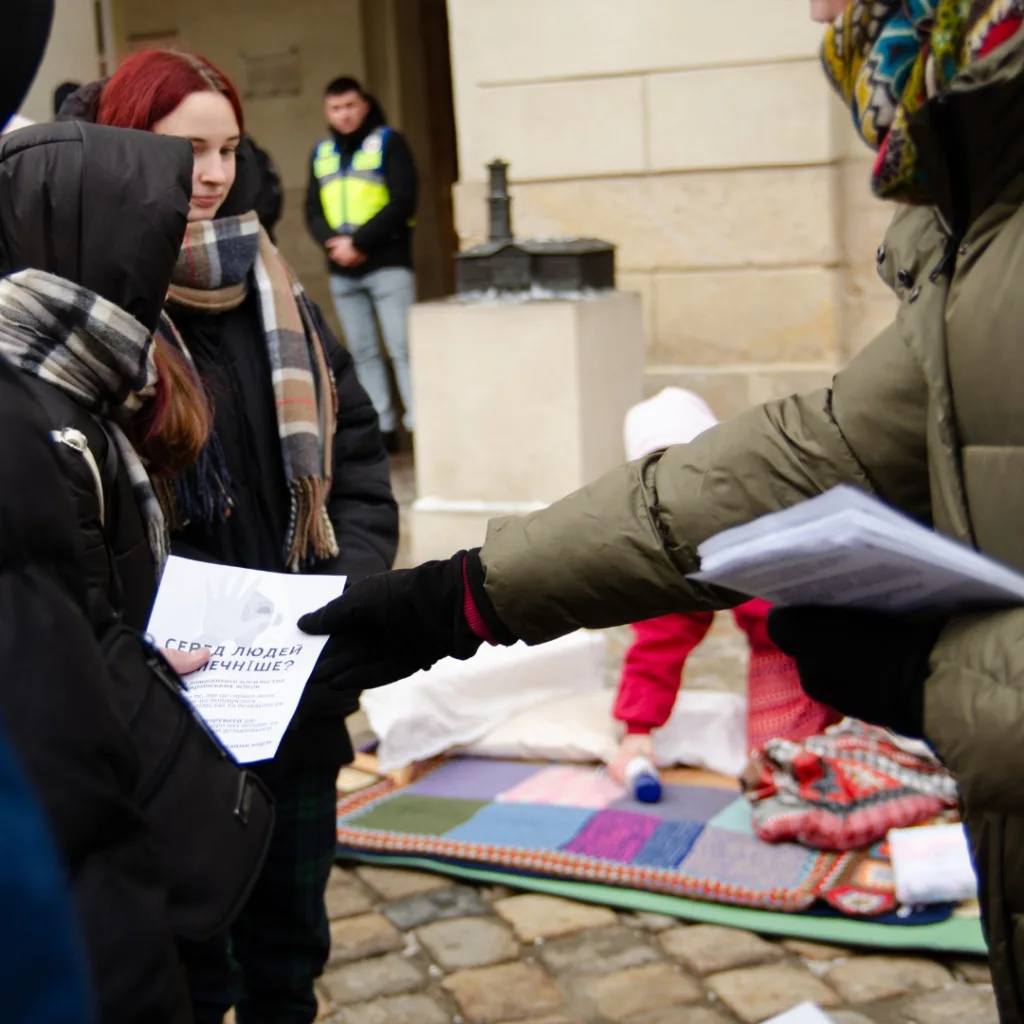 «Їй безпечніше серед людей». У Львові провели перформанс, щоб привернути увагу до проблеми домашнього насильства