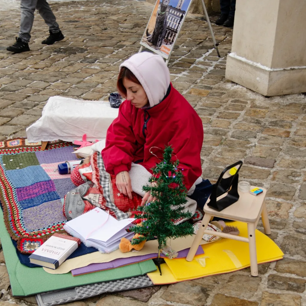«Їй безпечніше серед людей». У Львові провели перформанс, щоб привернути увагу до проблеми домашнього насильства