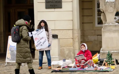«Їй безпечніше серед людей». У Львові провели перформанс, щоб привернути увагу до проблеми домашнього насильства
