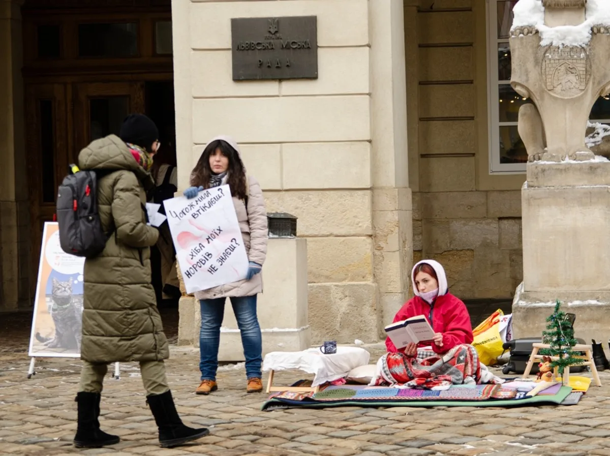 «Їй безпечніше серед людей». У Львові провели перформанс, щоб привернути увагу до проблеми домашнього насильства