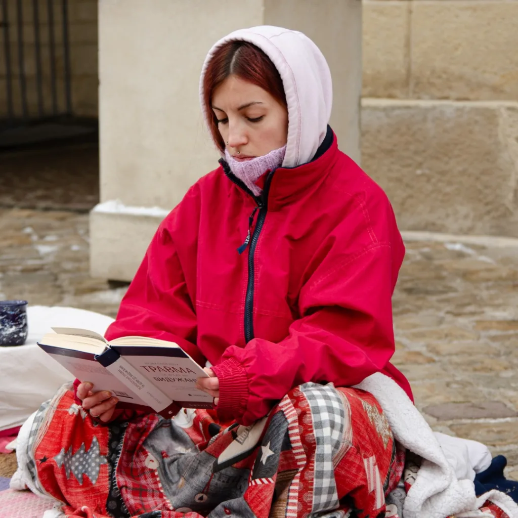 «Їй безпечніше серед людей». У Львові провели перформанс, щоб привернути увагу до проблеми домашнього насильства