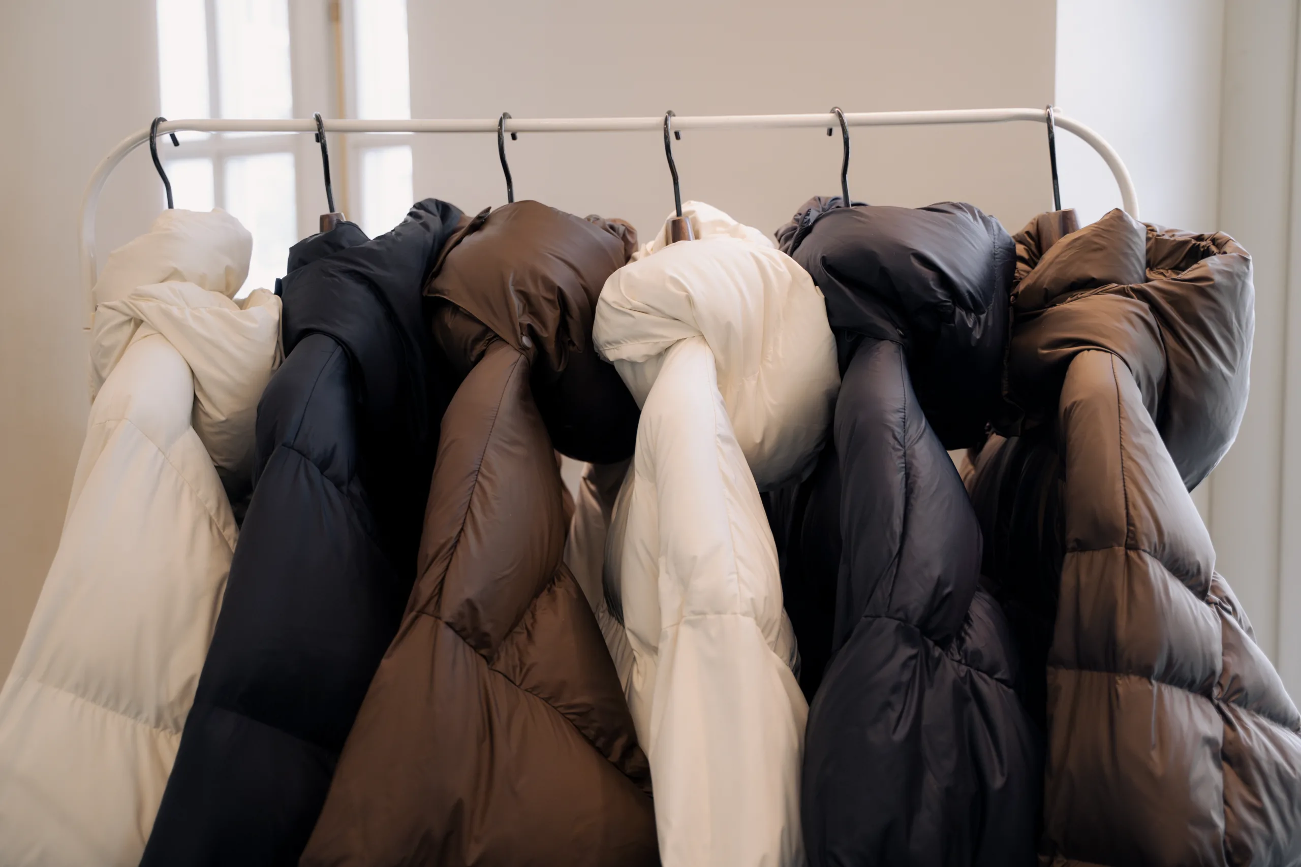 Бренд Katsurina та фонд Poryad запустили благодійну ініціативу з пуховиками-ковдрами для жінок-ВПО