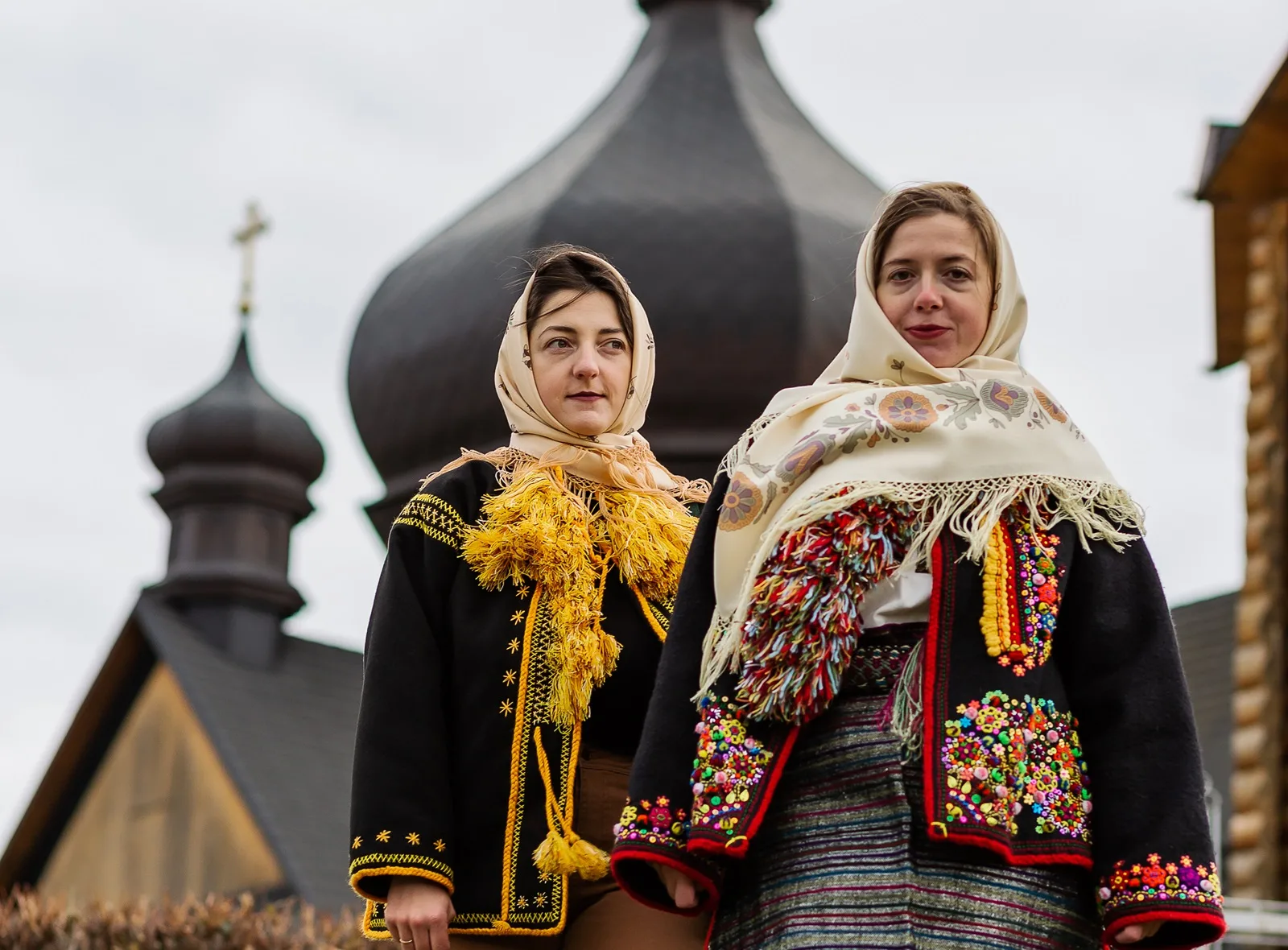 «Людині необов’язково їхати в Карпати, щоб щось купити». Як дві сестри відкрили магазин «Чічка» задля популяризації косівських ремесел