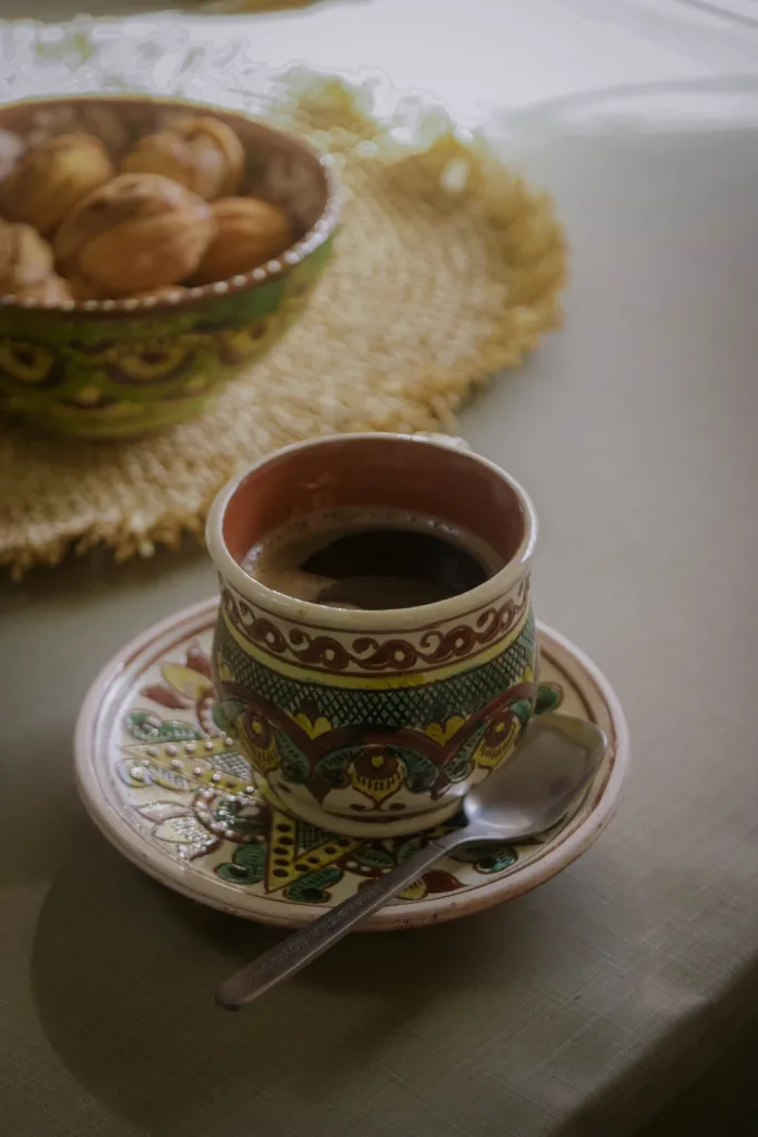 «Людині необов’язково їхати в Карпати, щоб щось купити». Як дві сестри відкрили магазин «Чічка» задля популяризації косівських ремесел