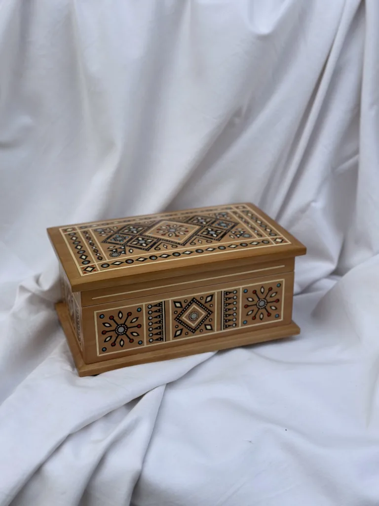 «Людині необов’язково їхати в Карпати, щоб щось купити». Як дві сестри відкрили магазин «Чічка» задля популяризації косівських ремесел