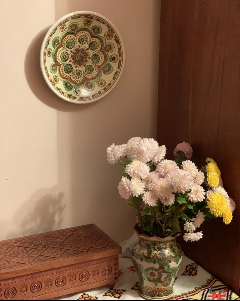 «Людині необов’язково їхати в Карпати, щоб щось купити». Як дві сестри відкрили магазин «Чічка» задля популяризації косівських ремесел