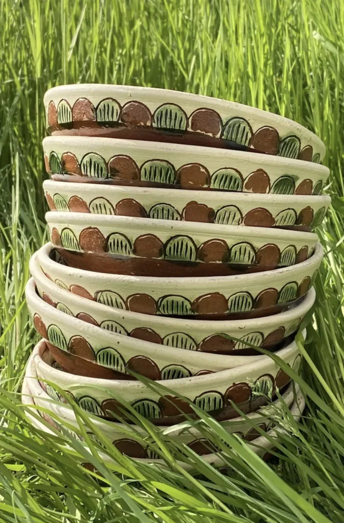 «Людині необов’язково їхати в Карпати, щоб щось купити». Як дві сестри відкрили магазин «Чічка» задля популяризації косівських ремесел