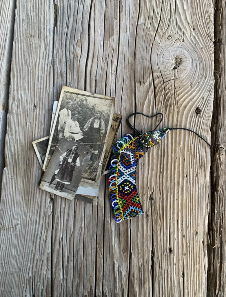 «Людині необов’язково їхати в Карпати, щоб щось купити». Як дві сестри відкрили магазин «Чічка» задля популяризації косівських ремесел