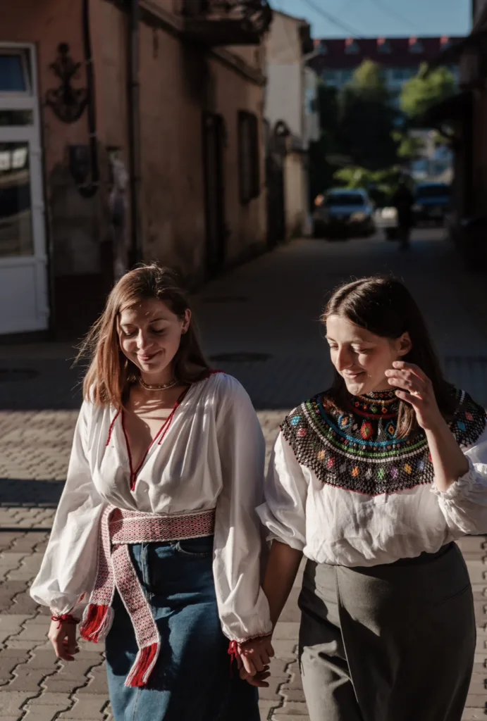 «Людині необов’язково їхати в Карпати, щоб щось купити». Як дві сестри відкрили магазин «Чічка» задля популяризації косівських ремесел