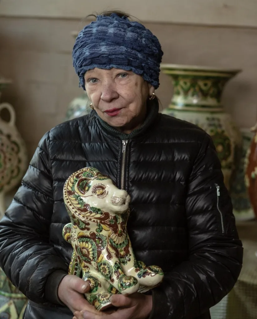 «Людині необов’язково їхати в Карпати, щоб щось купити». Як дві сестри відкрили магазин «Чічка» задля популяризації косівських ремесел