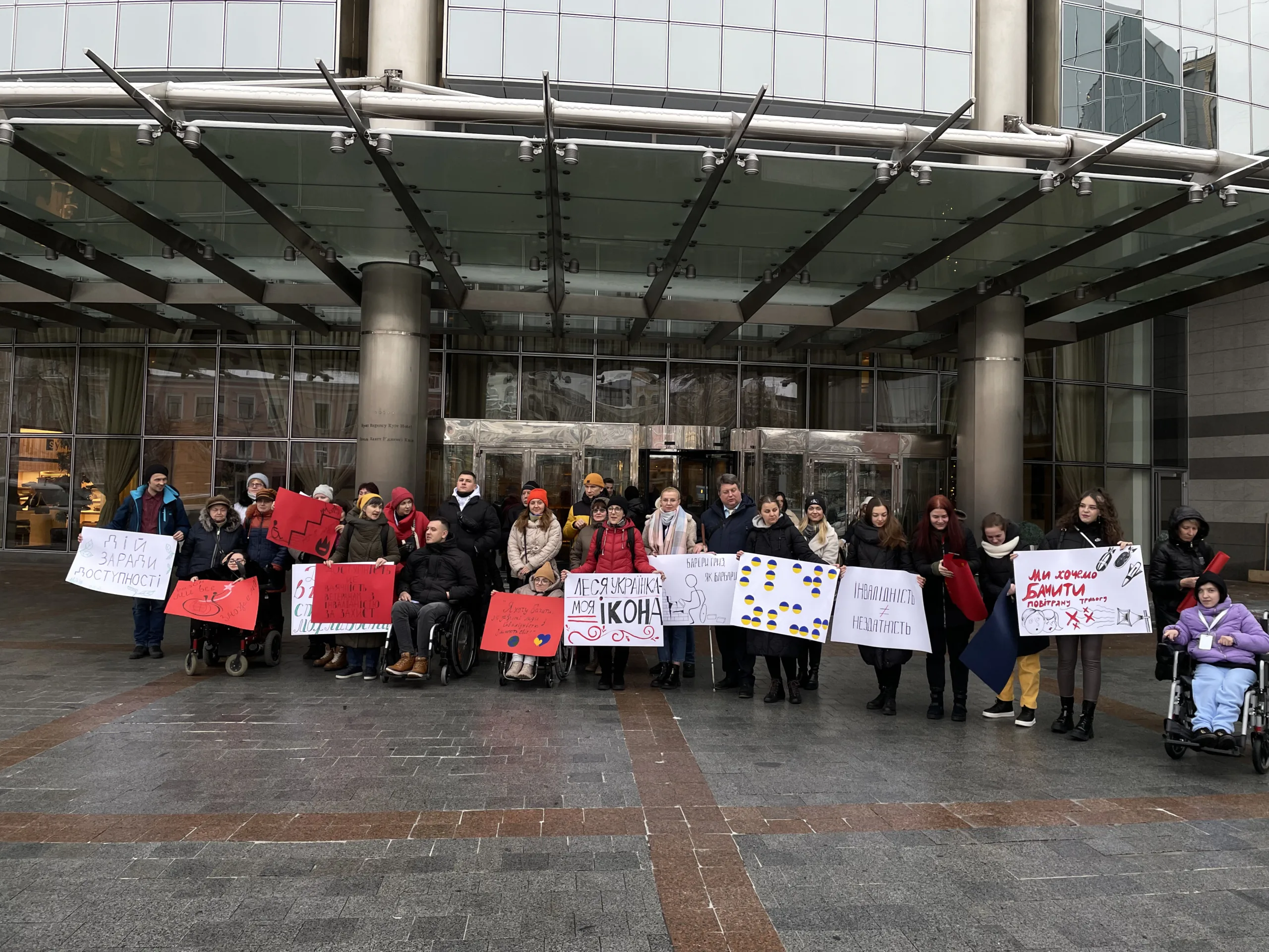 «Наша сила — доступна Україна». У центрі Києва провели акцію на підтримку людей з інвалідністю