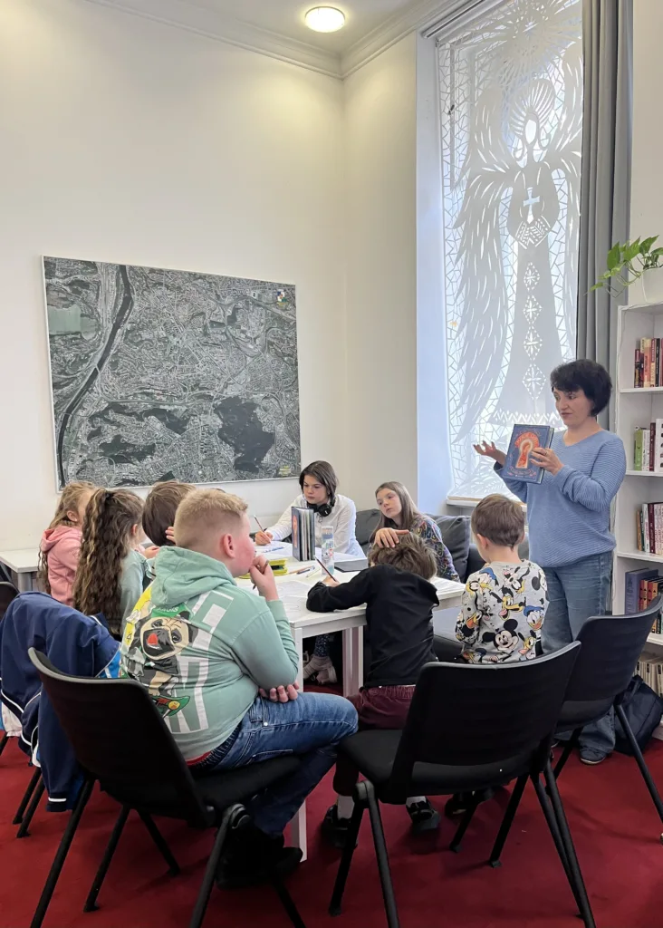 Книжкові волонтерки: Як і для кого жінки відкривають українські бібліотеки за кордоном