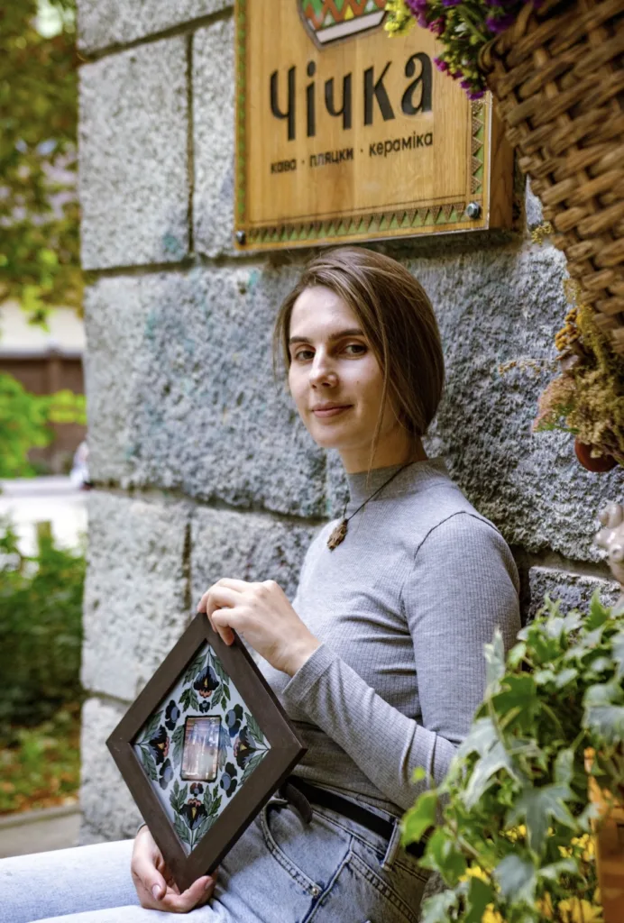 «Людині необов’язково їхати в Карпати, щоб щось купити». Як дві сестри відкрили магазин «Чічка» задля популяризації косівських ремесел